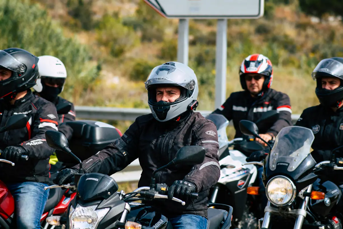 pexels-michal-pech-213601-757318 (1) Groupe de motards en veste noire et casque, roulant ensemble sur des motos par temps ensoleillé.