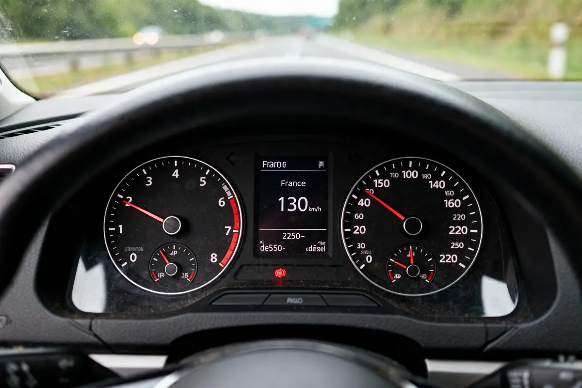 pexels-michal-pech-213601-757318 (1) Vue intérieure d'un tableau de bord de voiture affichant une vitesse de 130 km/h en France.
