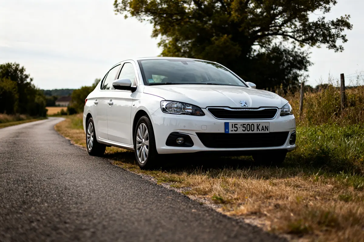 pexels-michal-pech-213601-757318 (1) Voiture Peugeot blanche sur une route, idéale pour 15000 km par an: essence ou diesel