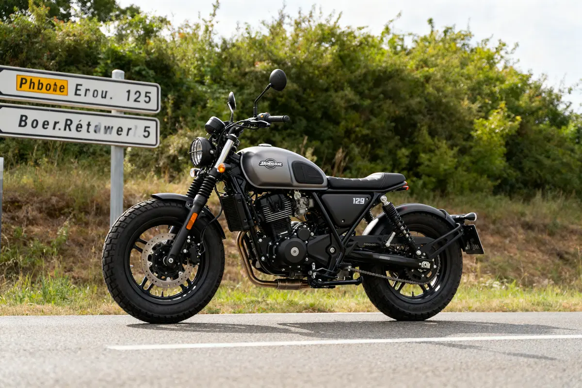 pexels-michal-pech-213601-757318 (1) Bobber 125 stationnée près de panneaux de signalisation en bordure de route rurale