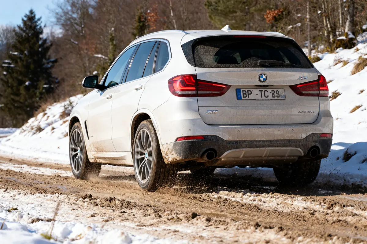 pexels-michal-pech-213601-757318 (1) SUV sur chemin boueux enneigé montrant capacité DTC BMW pour conduite hivernale efficace