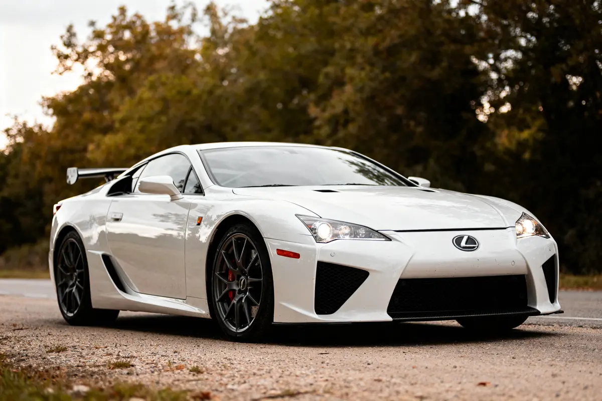 pexels-michal-pech-213601-757318 (1) Voiture de sport blanche sur route bordée d'arbres Lexus Supercar LFA élégante et rapide