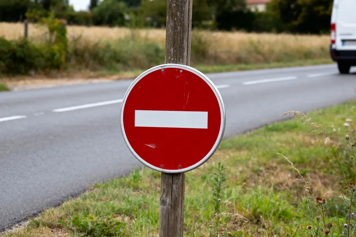 pexels-michal-pech-213601-757318 (1) Panneau sens interdit sur route rurale amende pour un sens interdit possible