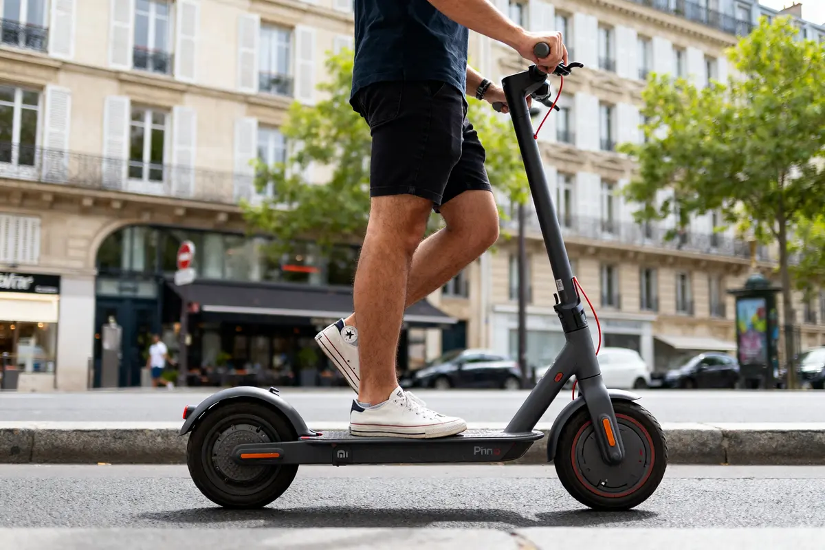 Une personne roule en centre-ville avec une trottinette électrique, avis sur la trottinette électrique Xiaomi Pro 2