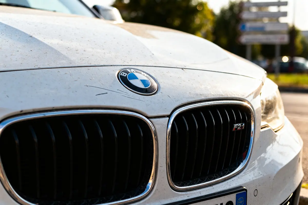 pexels-michal-pech-213601-757318 (1) Avant de BMW série 1 F20 modèle à éviter avec logo en gros plan