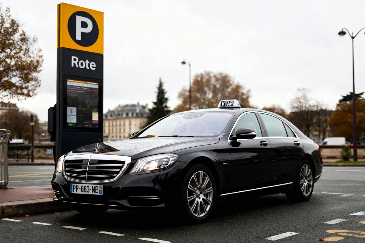 pexels-michal-pech-213601-757318 (1) Voiture noire stationnée près d'une borne parking pour louer sa voiture à un VTC