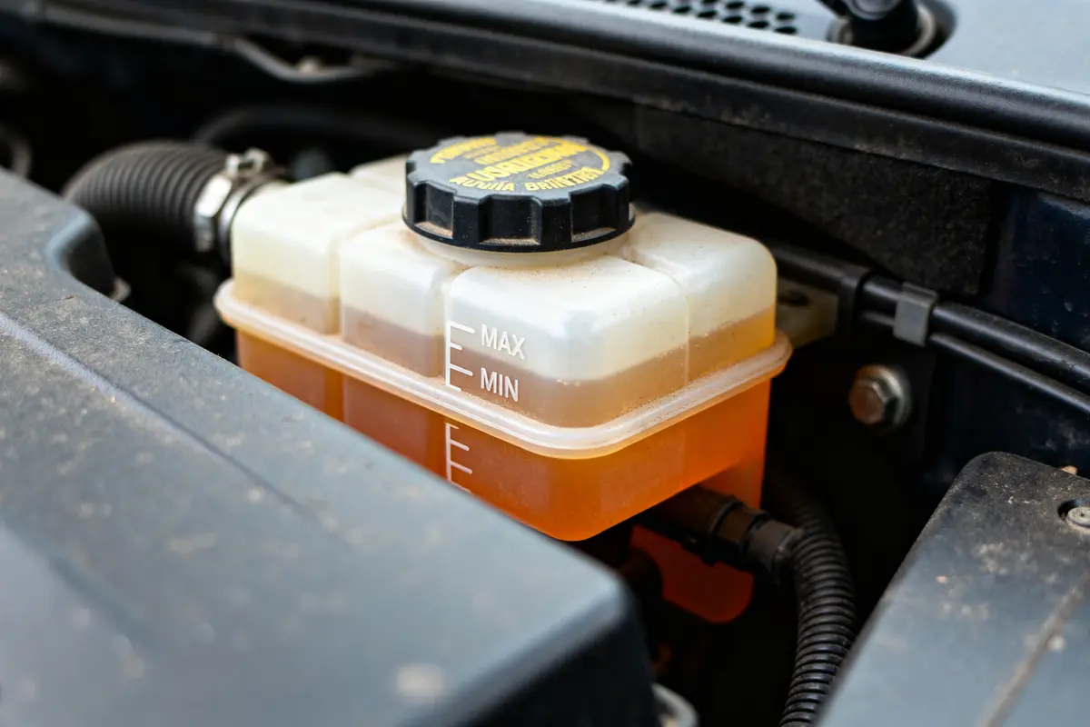 pexels-michal-pech-213601-757318 (1) Réservoir de voiture vérifiant le niveau de liquide de frein avec indicateurs max et min