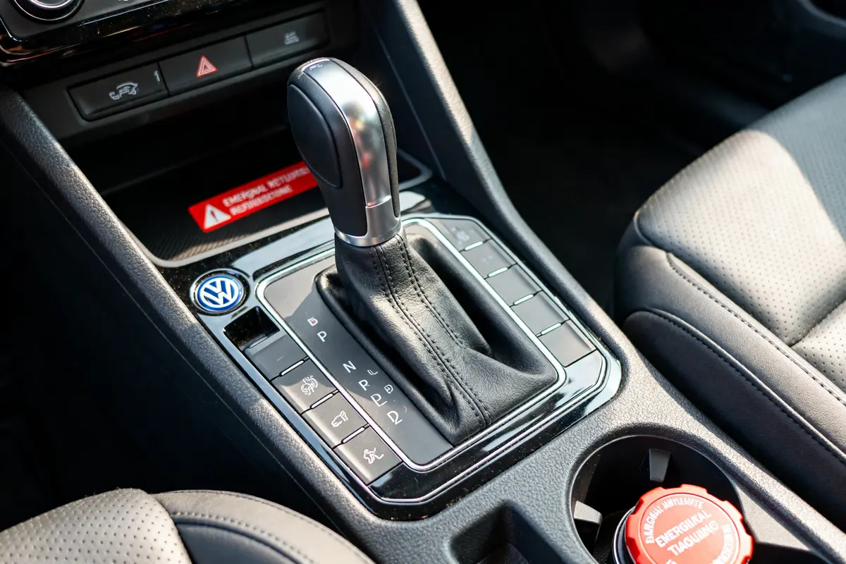pexels-michal-pech-213601-757318 (1) Levier de vitesse automatique Volkswagen Tiguan illustrant un problème boîte de vitesse automatique Tiguan