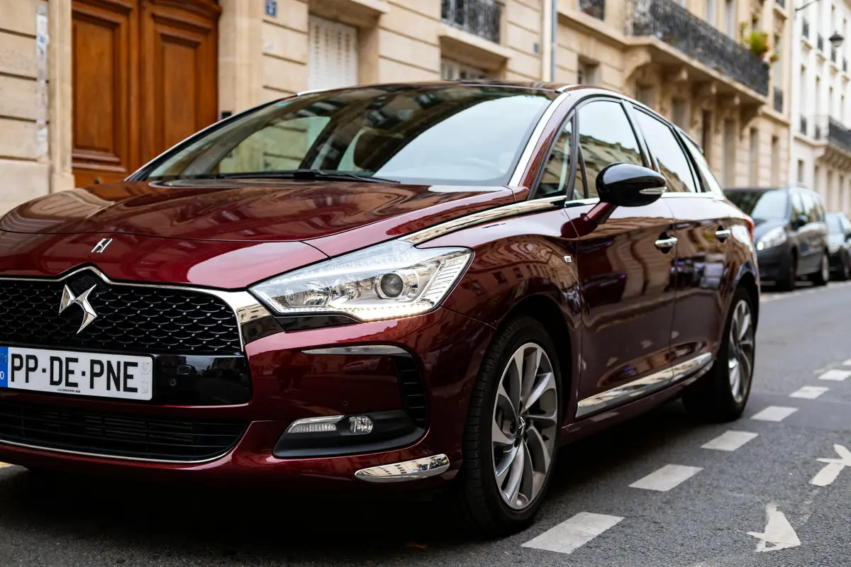 pexels-michal-pech-213601-757318 (1) Voiture DS5 rouge garée dans une rue parisienne élégante et résidentielle