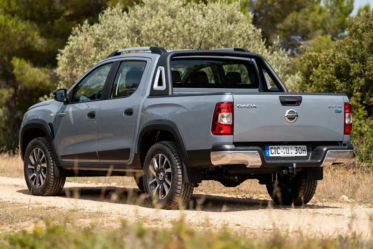 pexels-michal-pech-213601-757318 (1) Pick-up gris Dacia Pick sur chemin terreux bordé de nature verte luxuriante