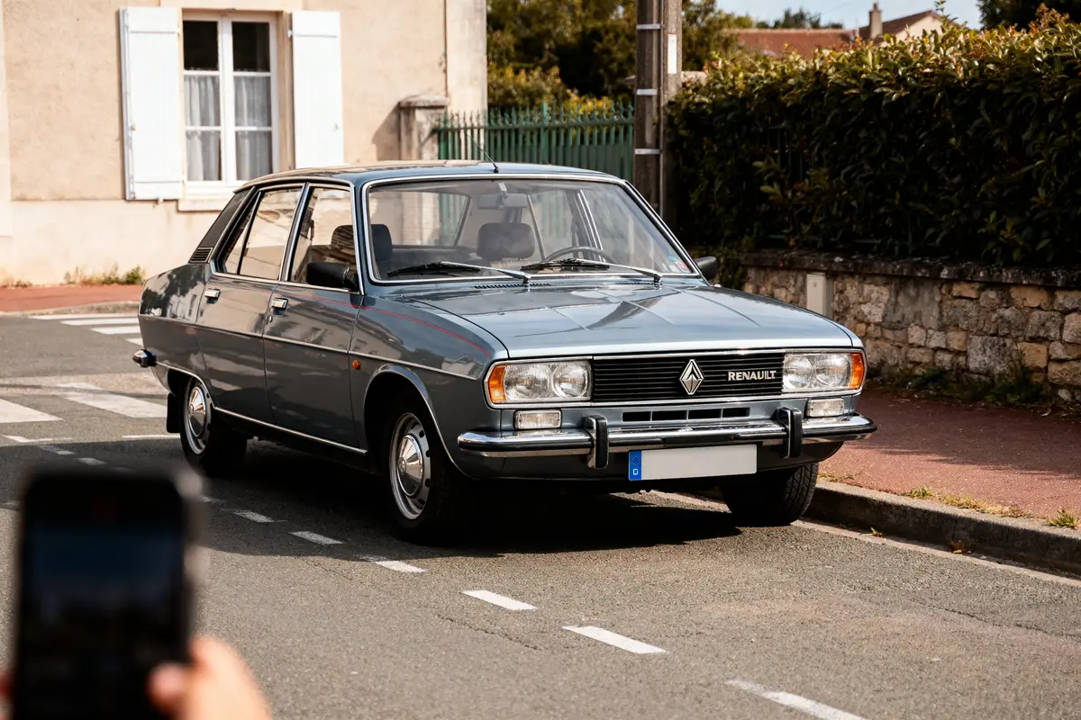pexels-michal-pech-213601-757318 (1) Voiture classique Renault 18 gris stationnée sur une rue résidentielle ensoleillée