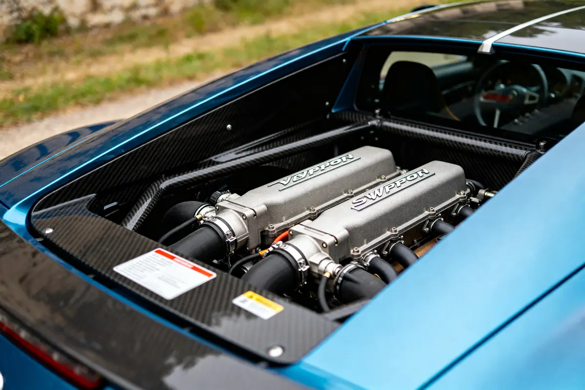 pexels-michal-pech-213601-757318 (1) Moteur puissant de la Veyron Supercar visible sous capot arrière bleu et fibre de carbone