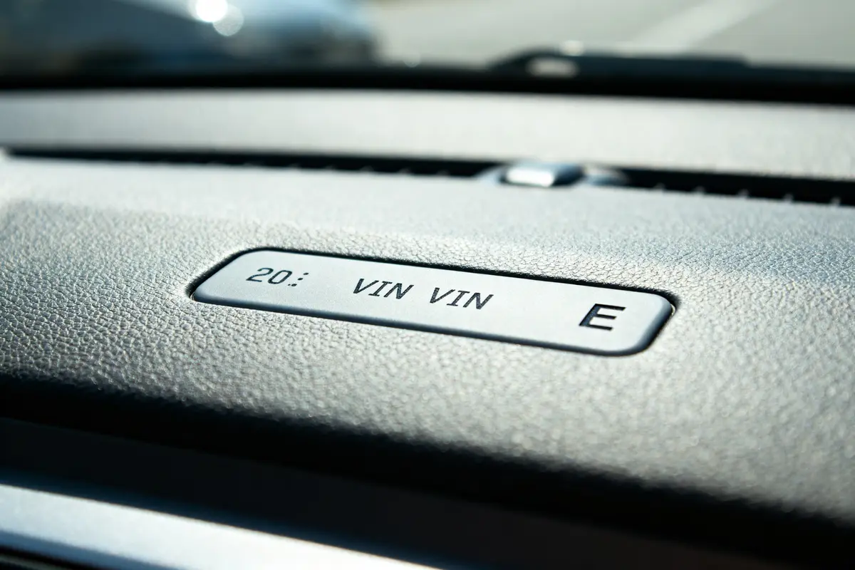 pexels-michal-pech-213601-757318 (1) Plaque de numéro VIN sur tableau bord lié carte grise couleur voiture