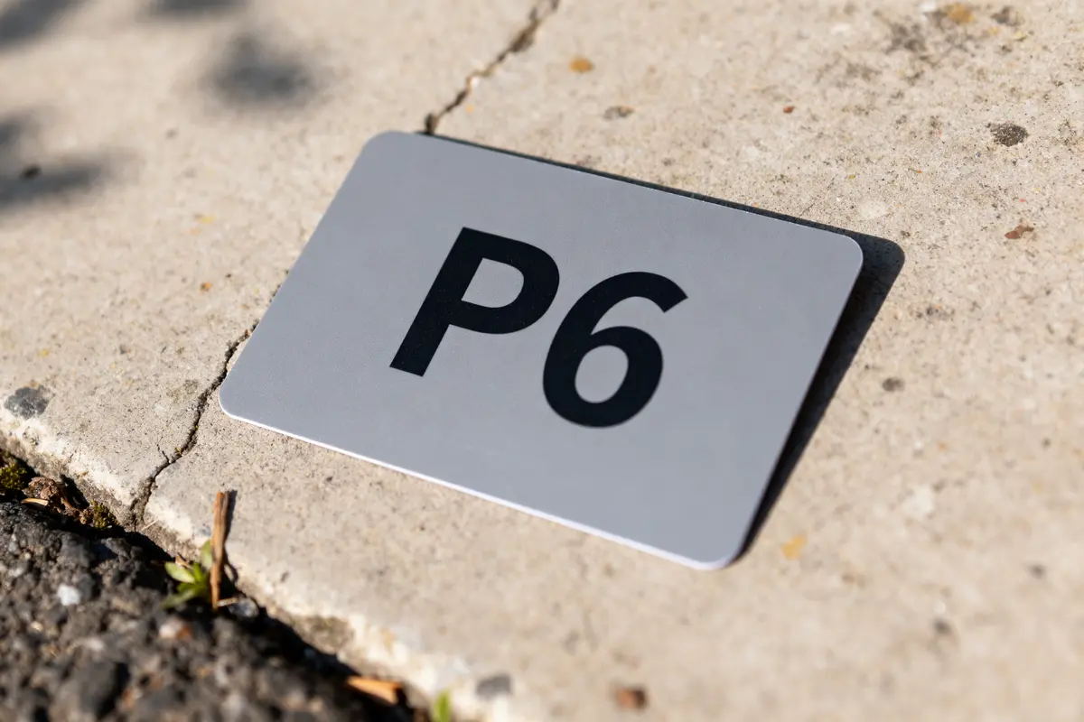 pexels-michal-pech-213601-757318 (1) Plaque en métal gris indiquant P6, carte grise p6 signification sur béton clair