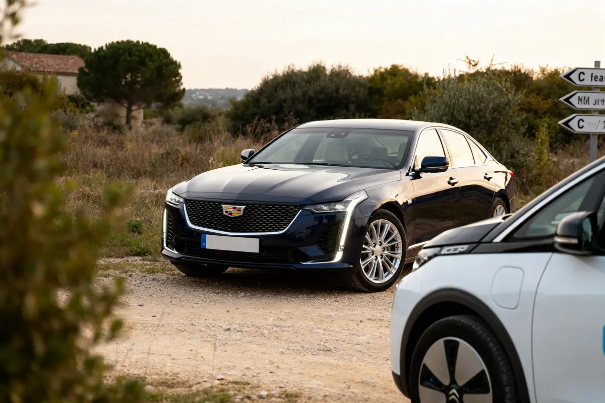 pexels-michal-pech-213601-757318 (1) Voiture Cadillac garée dans un paysage naturel avec voiture Citroën au premier plan