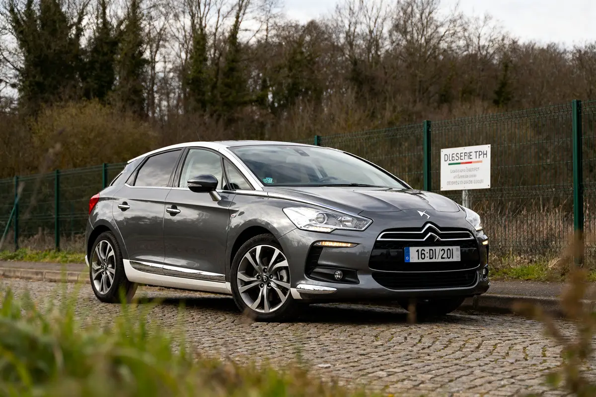 pexels-michal-pech-213601-757318 (1) Voiture Citroën DS5 grise stationnée sur route pavée près d'une clôture modèle à éviter