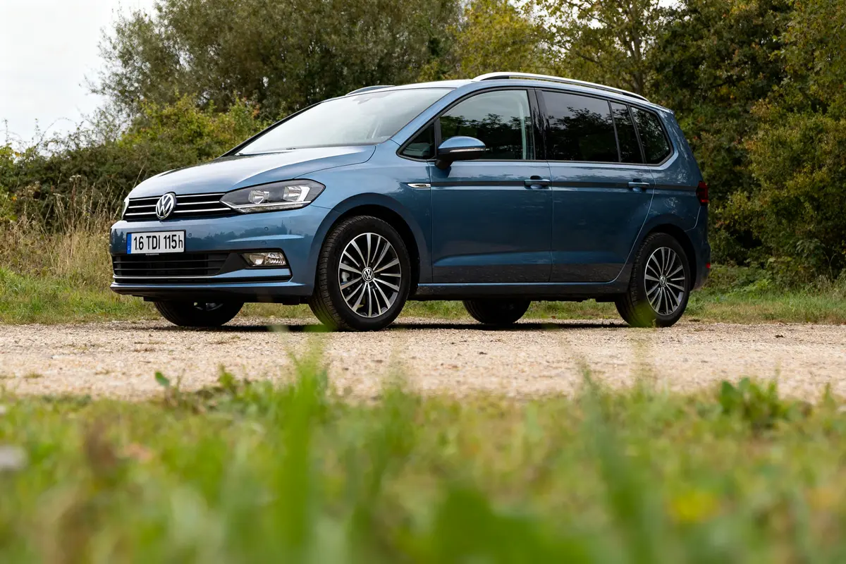 pexels-michal-pech-213601-757318 (1) Voiture bleue Volkswagen Touran sur chemin, modèles de Touran 3 à éviter.