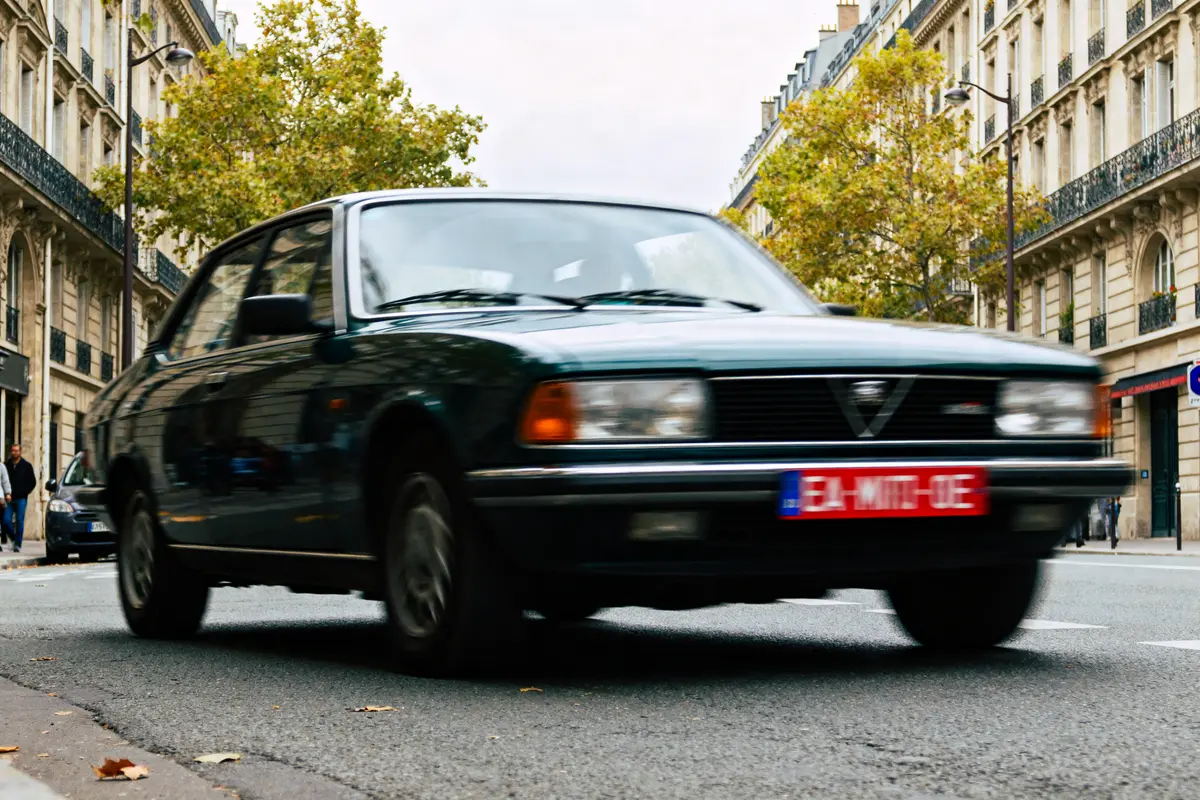 pexels-michal-pech-213601-757318 (1) Voiture ancienne circulant en ville avec plaque d’immatriculation rouge en gros plan