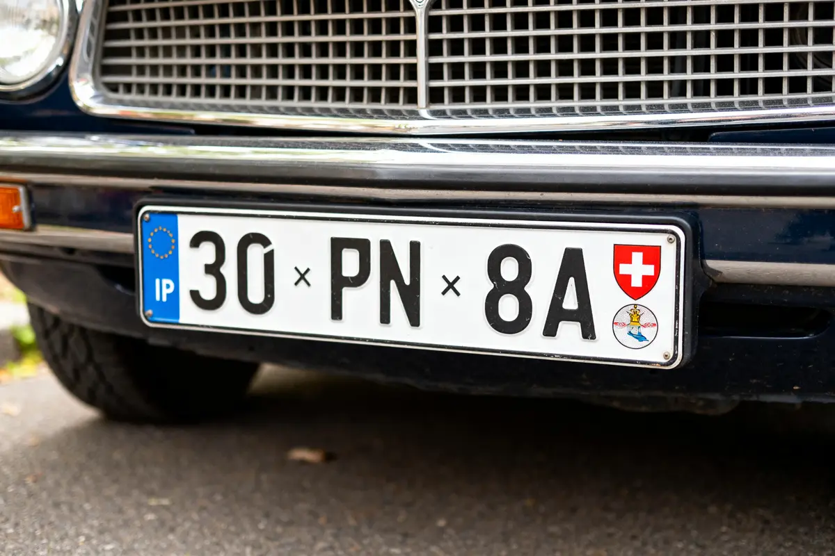 pexels-michal-pech-213601-757318 (1) Voiture ancienne avec plaque d'immatriculation suisse garée sur une route asfaltée