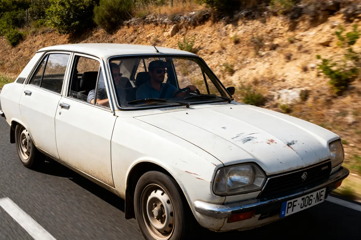pexels-michal-pech-213601-757318 (1) Voiture ancienne première main roulant sur route campagne cause décès omis conducteur casquette
