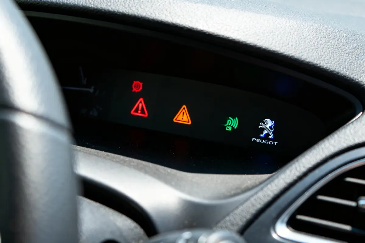 pexels-michal-pech-213601-757318 (1) Voyants du tableau de bord de Peugeot 208 avec alertes colorées allumées et logo lumineux