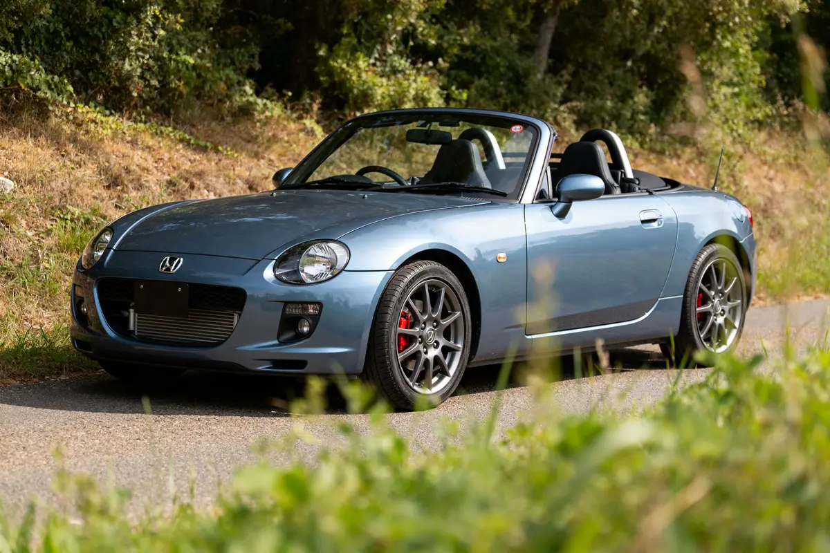 pexels-michal-pech-213601-757318 (1) Voiture de sport décapotable sur route, modèle auto Daihatsu Copen en métal gris bleu