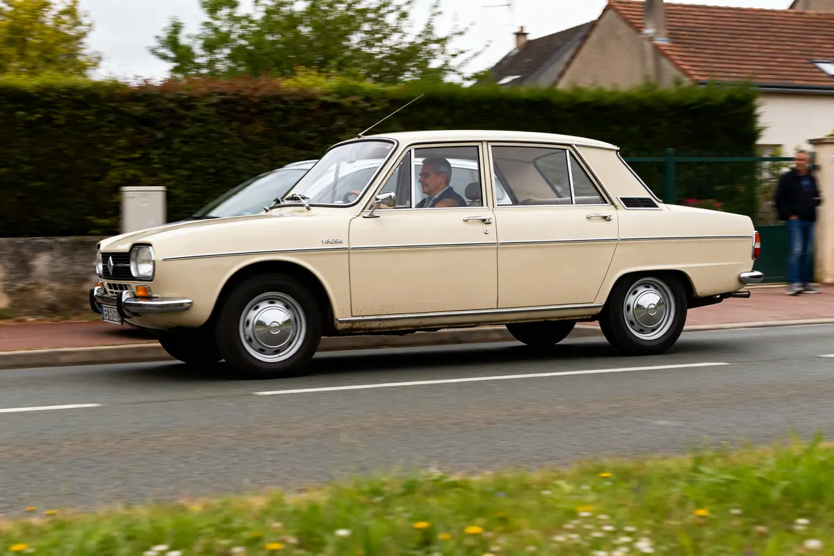 pexels-michal-pech-213601-757318 (1) Voiture classique Renault 16TS beige conduite sur une route résidentielle rapide.