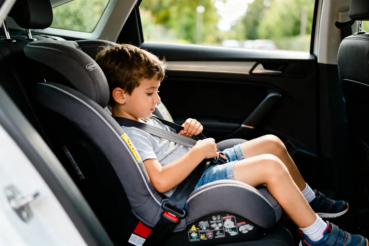 À partir de quel âge doit-on mettre un réhausseur en voiture ?