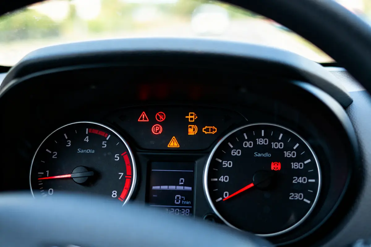 Tableau de bord Dacia Sandero avec voyants allumés sur la liste des alertes.