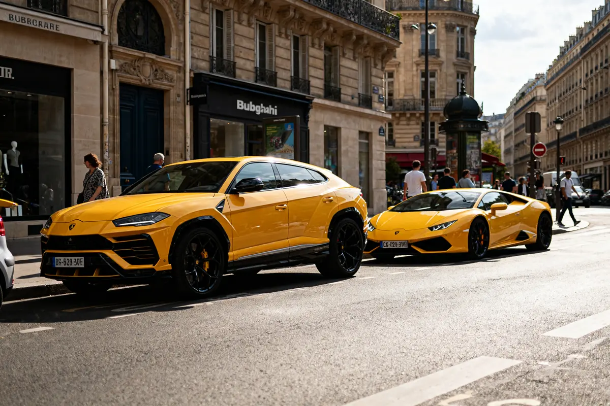 Deux Lamborghinis jaunes garées en ville illustrant la location d'une Lamborghini prestigieuse.