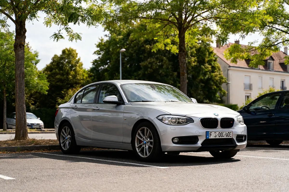 Voiture grise stationnée, un des modèles de la BMW Série 1 F20 à éviter