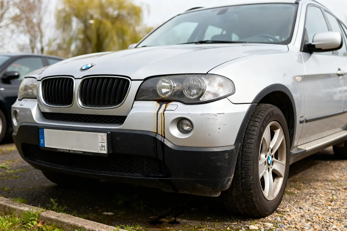 pexels-michal-pech-213601-757318 (1) BMW X3 argenté avec fuites, illustrant les modèles de BMW X3 à éviter