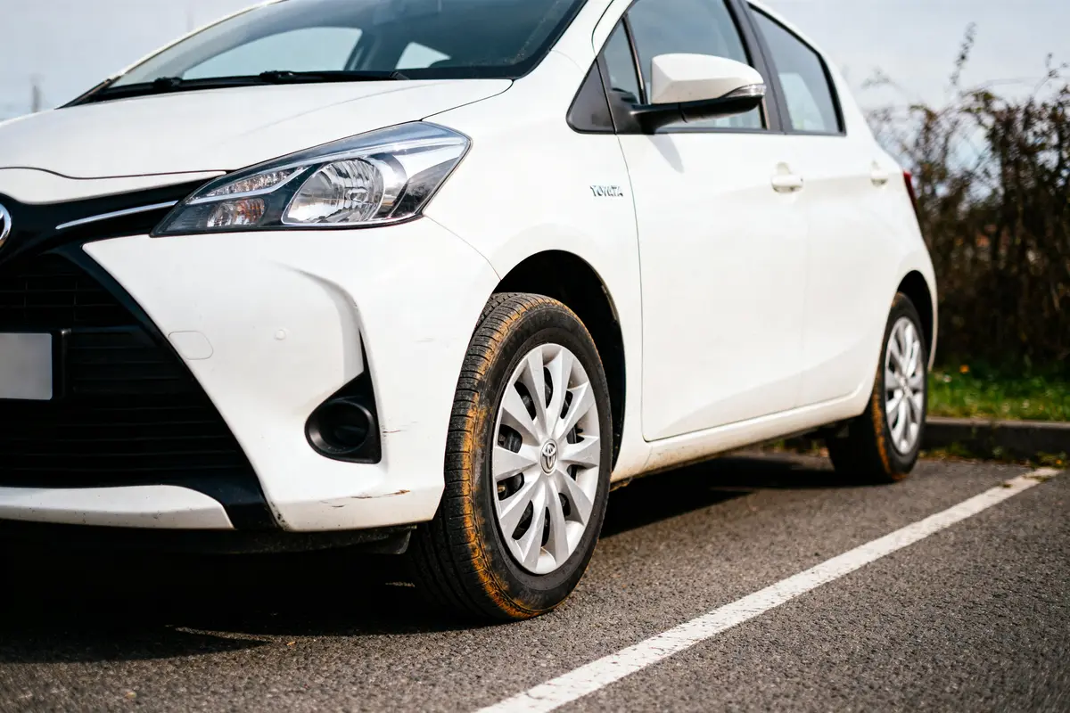 pexels-michal-pech-213601-757318 (1) Toyota Yaris blanche, gros plan pneu avant, vérification pression des pneus nécessaire