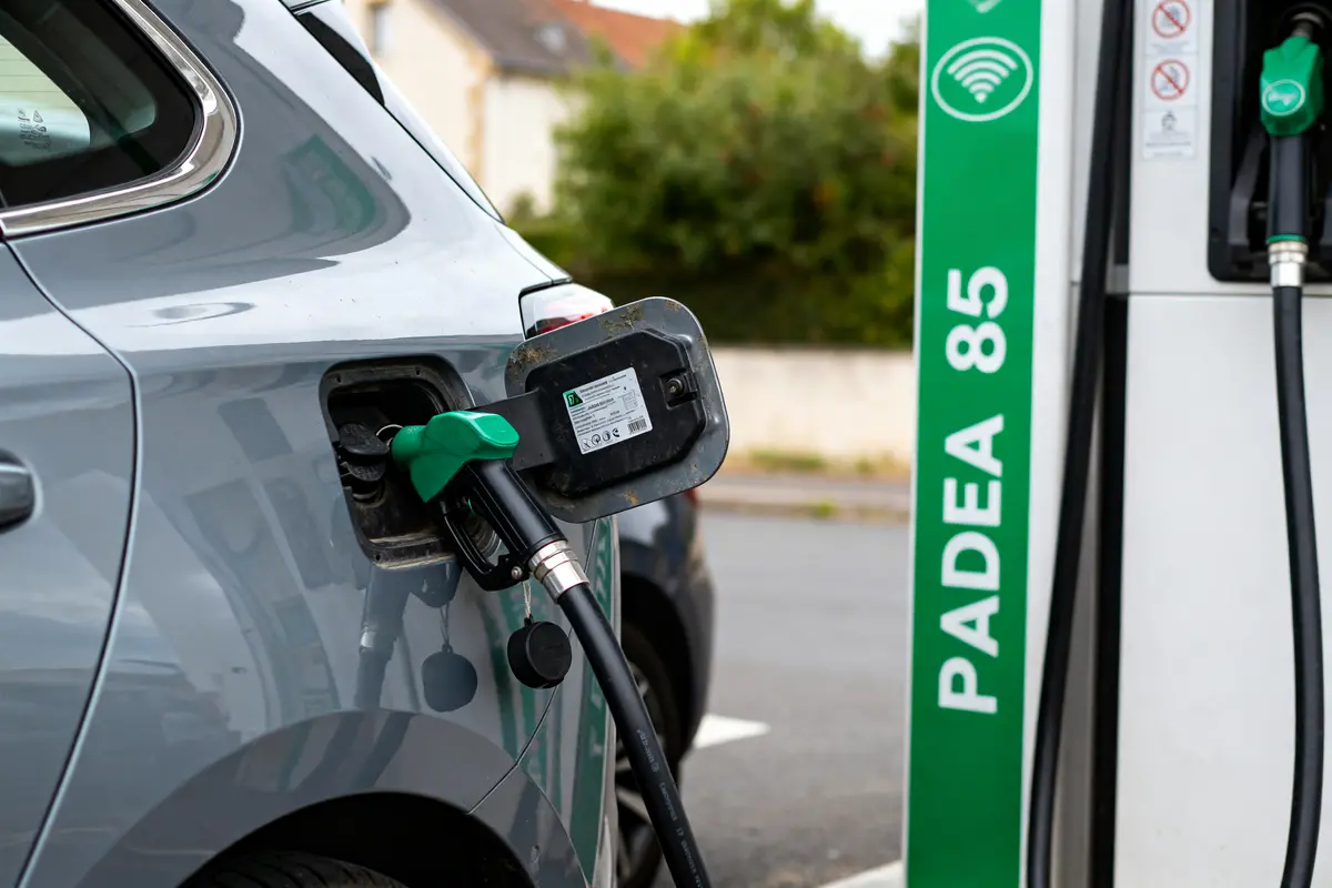 pexels-michal-pech-213601-757318 (1) Voiture en train de se ravitailler en E85 à une station-service compatibilité sans kit